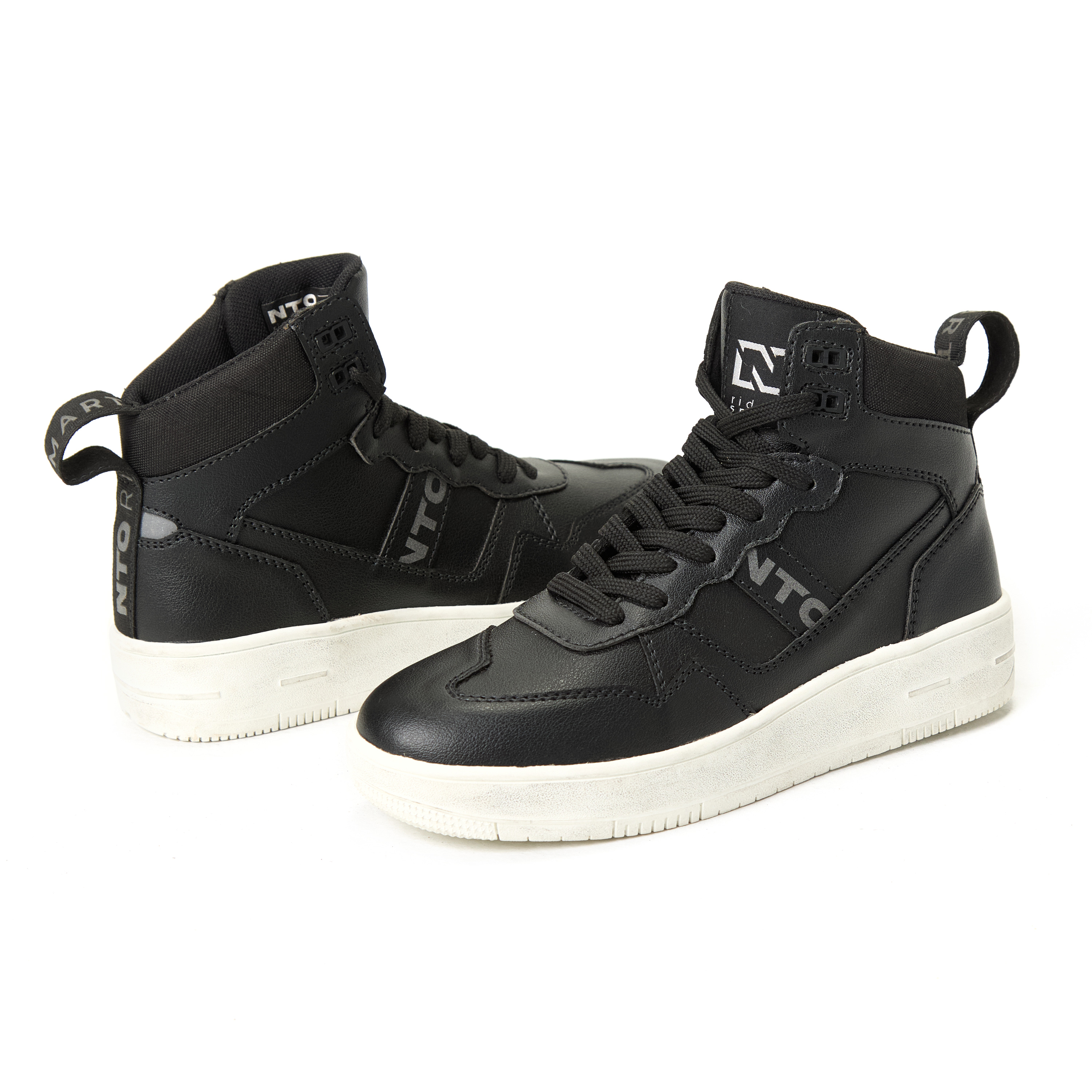 SNEAKER_COMMUTER_BLACK_LADY1.jpg