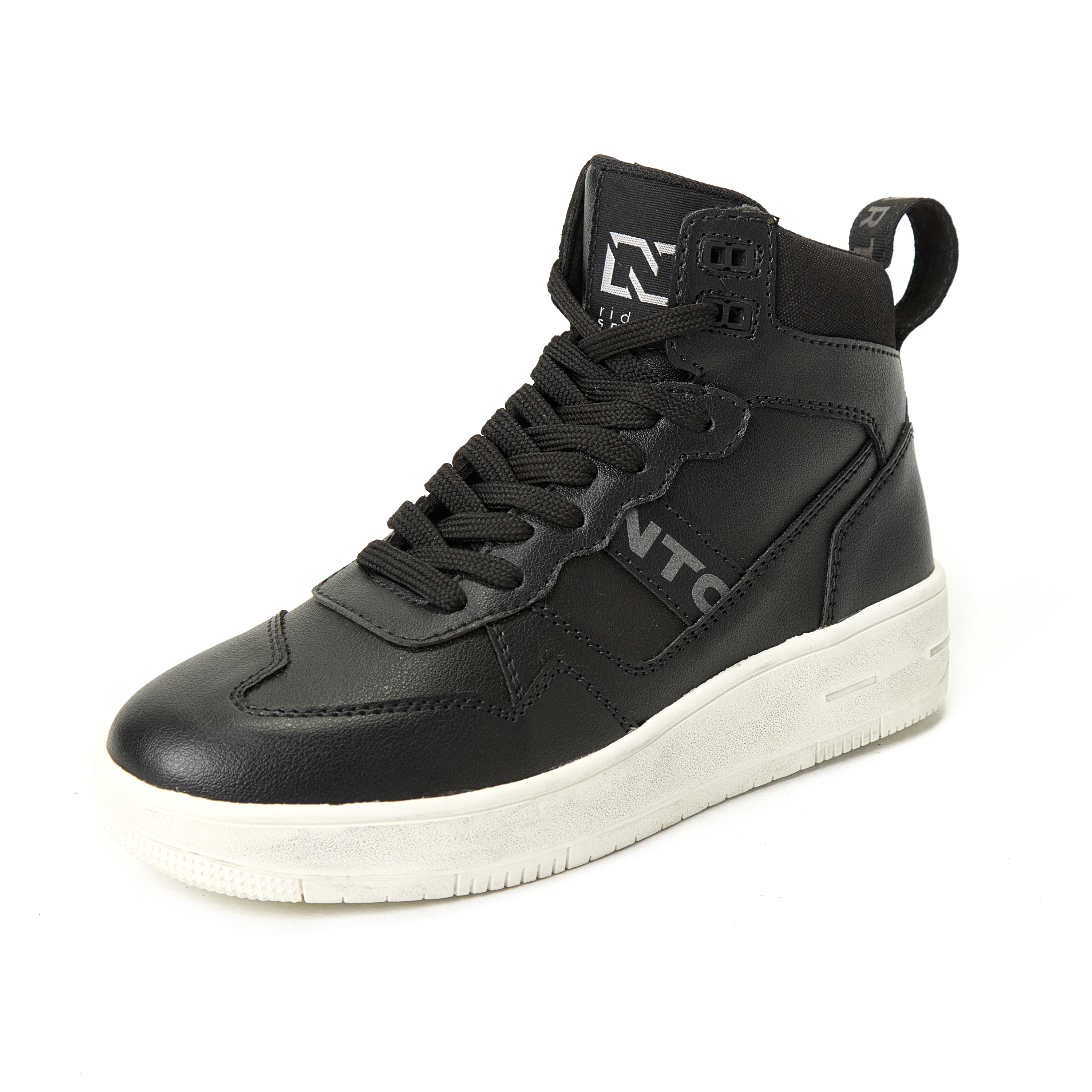 SNEAKER_COMMUTER_BLACK_LADY2.jpg