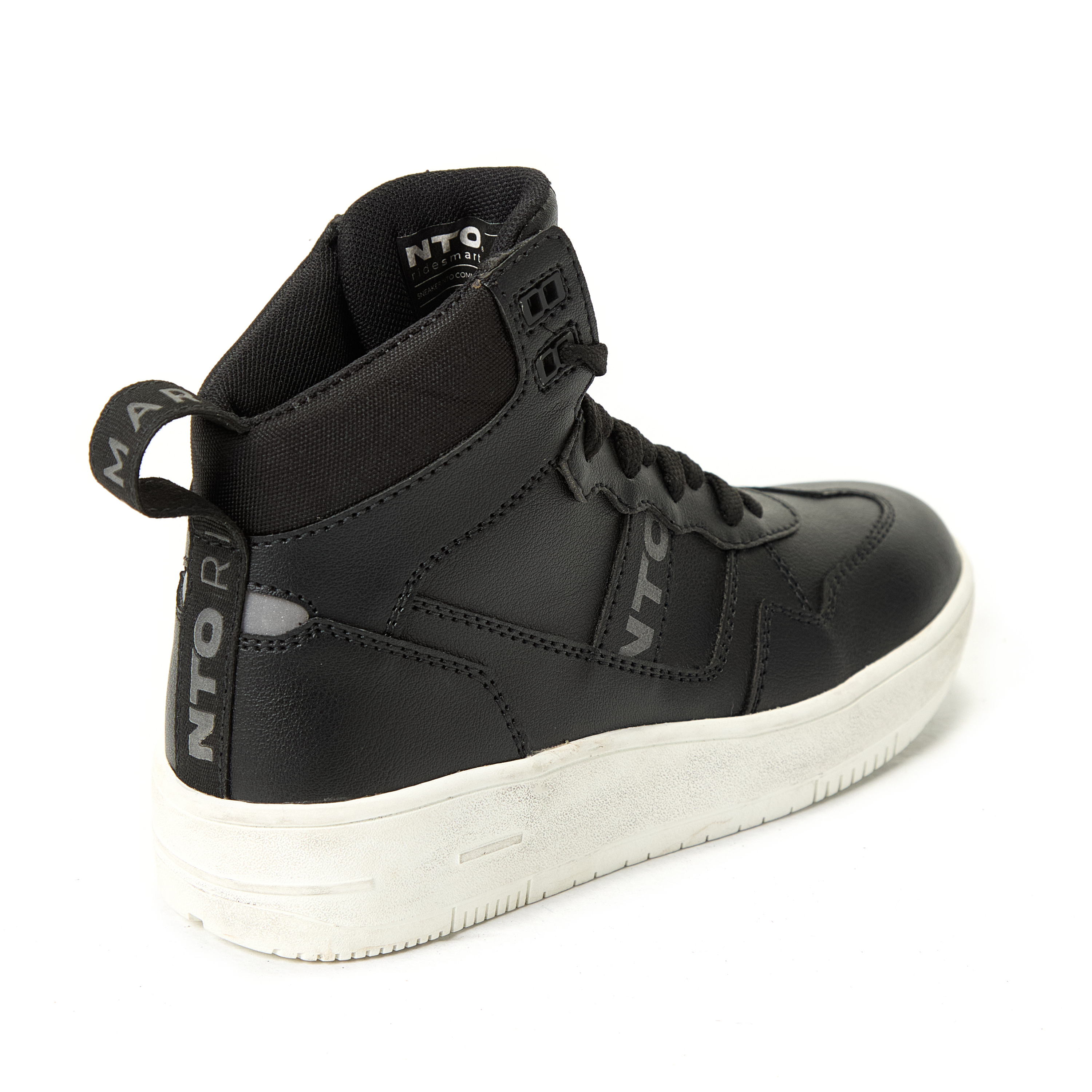 SNEAKER_COMMUTER_BLACK_LADY3.jpg