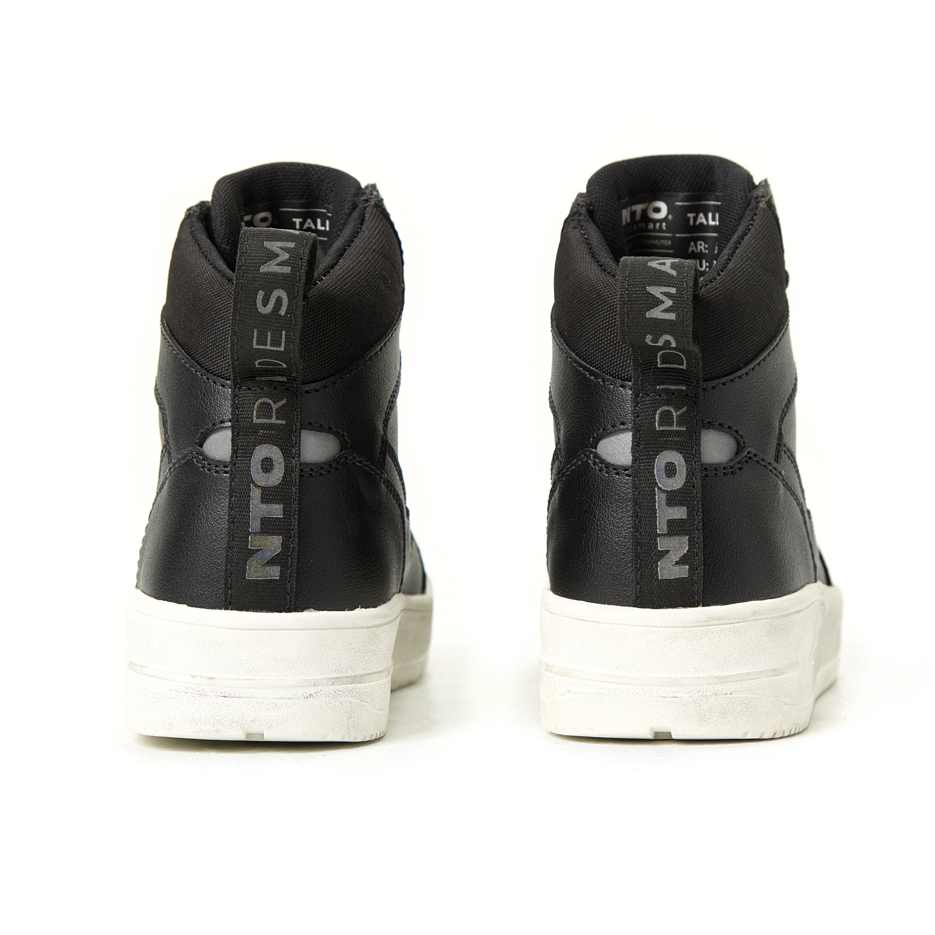 SNEAKER_COMMUTER_BLACK_LADY4.jpg