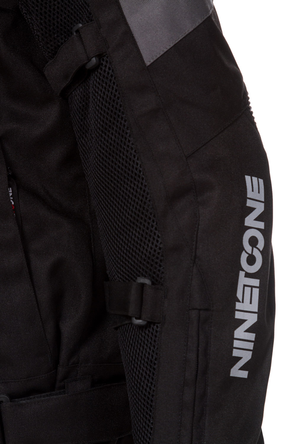 CAMPERA 4S NEGRO GRIS DETALLE 4.jpg